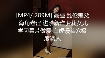 多人群P，两个骚女快被大哥们玩坏了，吃奶舔逼道具抽插玩弄，口交大鸡巴各种轮草揉骚奶子，淫声荡语不断