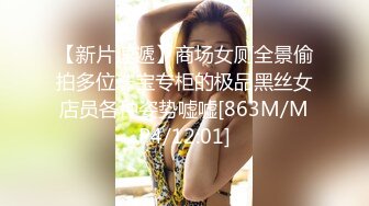 这年轻的小妹原来是个小奶妈，镜头前发骚揉奶玩逼，特写展示给狼友看，奶子好性感自己躺着就流奶水真想舔她